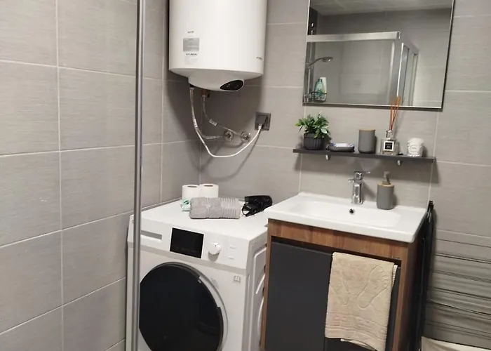 19th Floor Cozy With Pool, Fitness, Parking Included In Price & Self Check In Available *